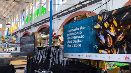 Cartell informatiu de la Jornada de promoció del Musclo del Delta de l'Ebre al mercat d'Amposta, Montsià.