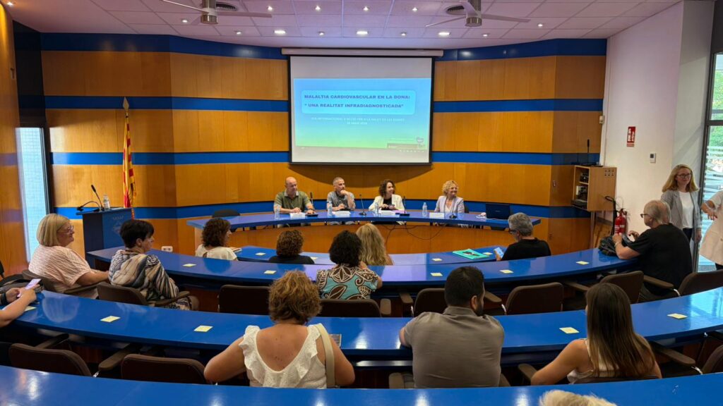 Acte de la jornada sobre la salut amb perspectiva de gènere a la sala de plens del Consell Comarcal del Montsià, a Amposta.