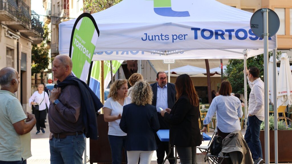Militants de Junts per Tortosa en una carpa informativa al centre de la ciutat de Tortosa, Baix Ebre.