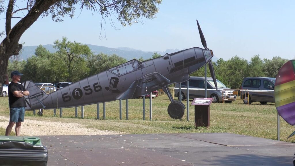 Panell exterior amb la silueta a tamany real d'un avió de combat de la Guerra Civil al Camp d'Aviació de la Sénia.