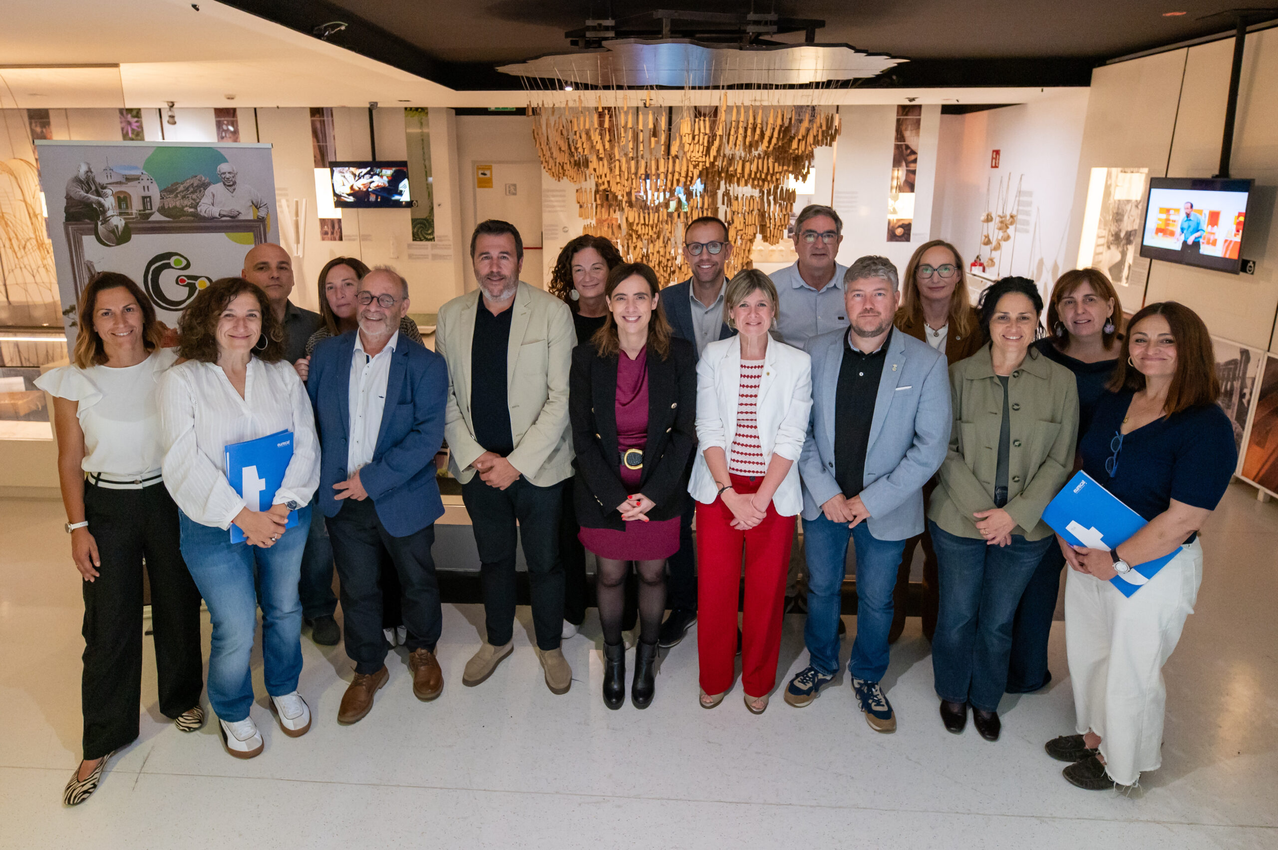 Representants institucionals i alcaldes de la ruta Paisatge dels Genis durant la presentació de les activitats de promoció cultural a Reus.