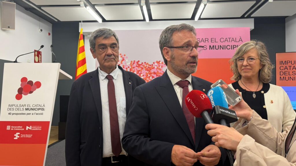 El conseller de Política Lingüística Francesc Xavier Vila durant la presentació dels usos lingüístics a Tortosa, Terres de l'Ebre.