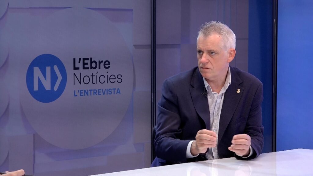 Adam Tomàs, alcalde d'Amposta, durant una entrevista als estudis de Canal TE a Tortosa, Terres de l'Ebre.