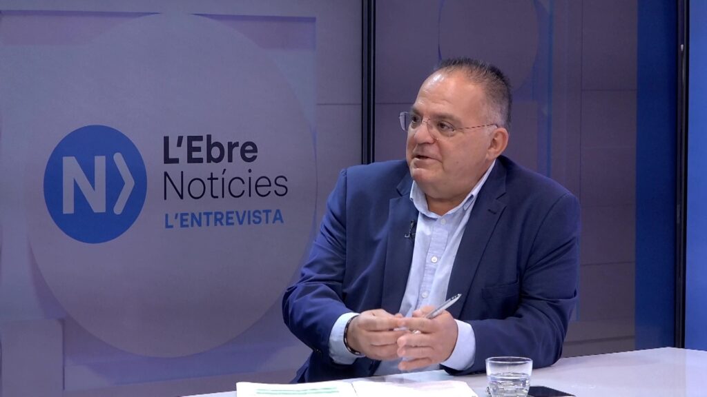 El periodista Ximo Rambla Manzano durant una entrevista als estudis de Canal TE a Tortosa, Terres de l'Ebre.