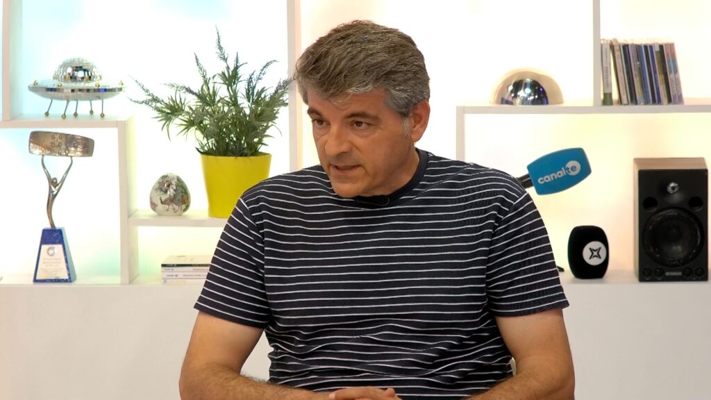 José Ángel Serrano, durant l'entrevista al plató de Canal TE a Tortosa parlant de l'homenatge al seu germà bomber.
