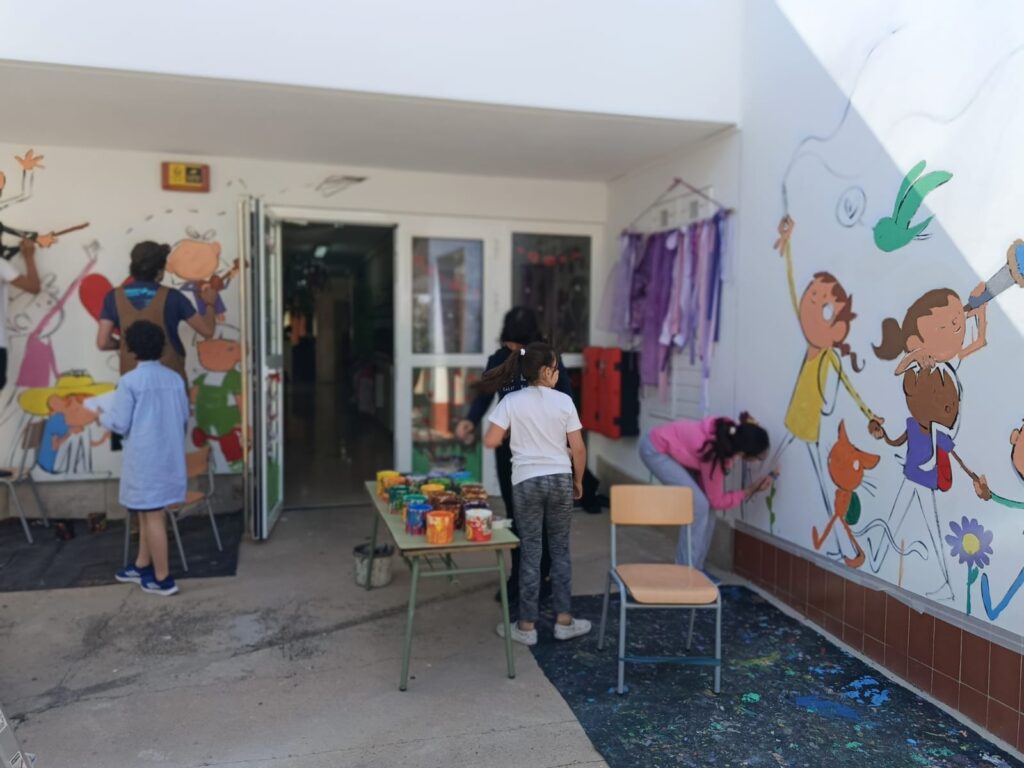 La intervenció ha anat a càrrec de l'artista Joan Turu Sánchez i de l'alumnat de l'escola Josep Roncero.