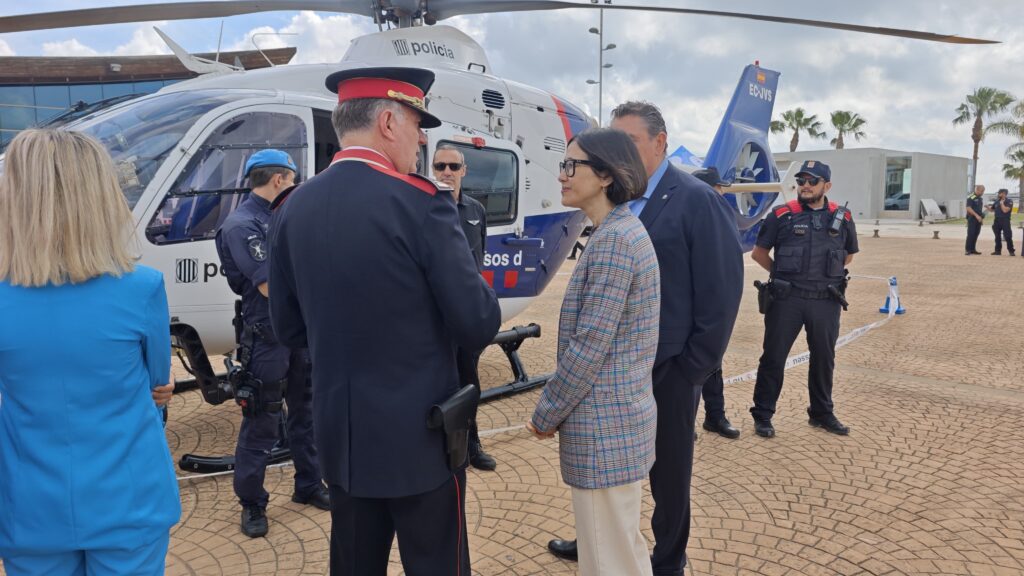 Comandaments dels Mossos d’Esquadra i autoritats davant d’un helicòpter policial a la Ràpita, Terres de l’Ebre.