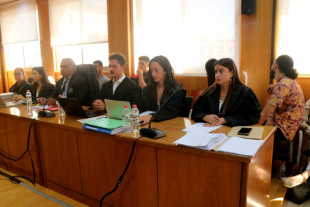 Advocats i els acusats abans de començar la segona sessió del judici per l'assalt mortal al bingo de Tortosa, a l'Audiència de Tarragona. Jordi Marsal / ACN.