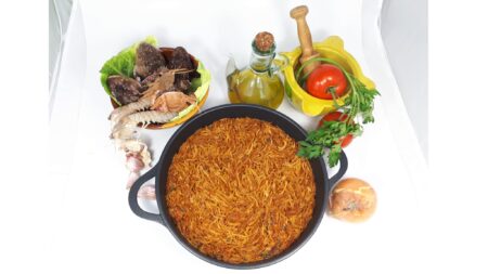 Tretze restaurants de l’Ametlla de Mar presumeixen de la tècnica dels fideus rossejats per quinzè any