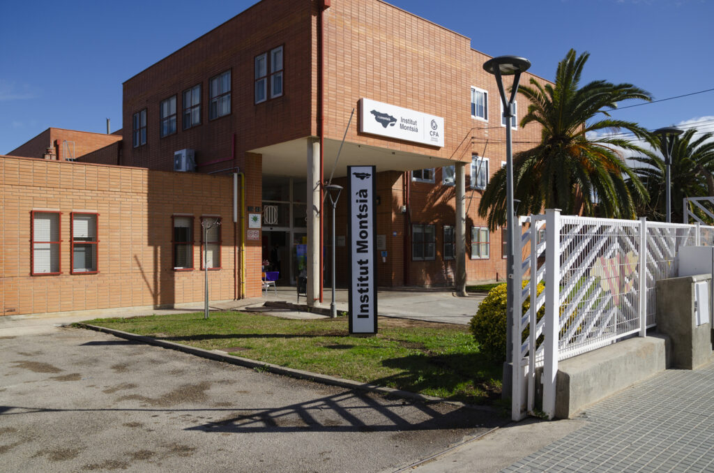 Façana principal de l'Institut Montsià a Amposta, a la comarca del Montsià