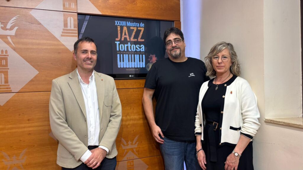 Presentació de la 33a Mostra de Jazz de Tortosa amb Jordi Jordan, Albert Ormazábal i Mar Lleixà davant el cartell oficial.