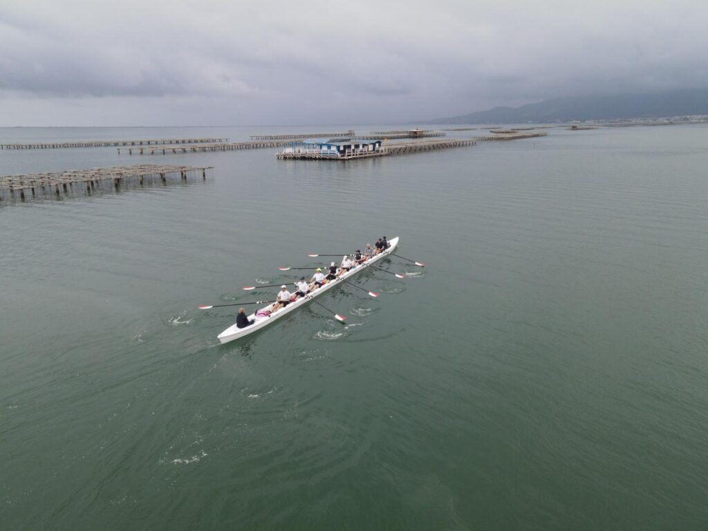 Grup de remers alemanys navegant amb una embarcació modular per la badia dels Alfacs a la Ràpita, Montsià.