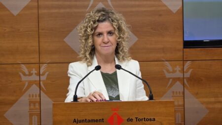 Junts denuncia ‘mala gestió’ del govern en l’operació de finançament que ha de permetre renovar els comptadors de telelectura d’aigua Meritxell Roigé, portaveu de Junts per Tortosa, en una roda de premsa a l'Ajuntament de Tortosa, Terres de l'Ebre.