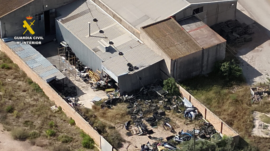 Imatge aèria del taller il·legal desmantellat pel Seprona a l'Aldea