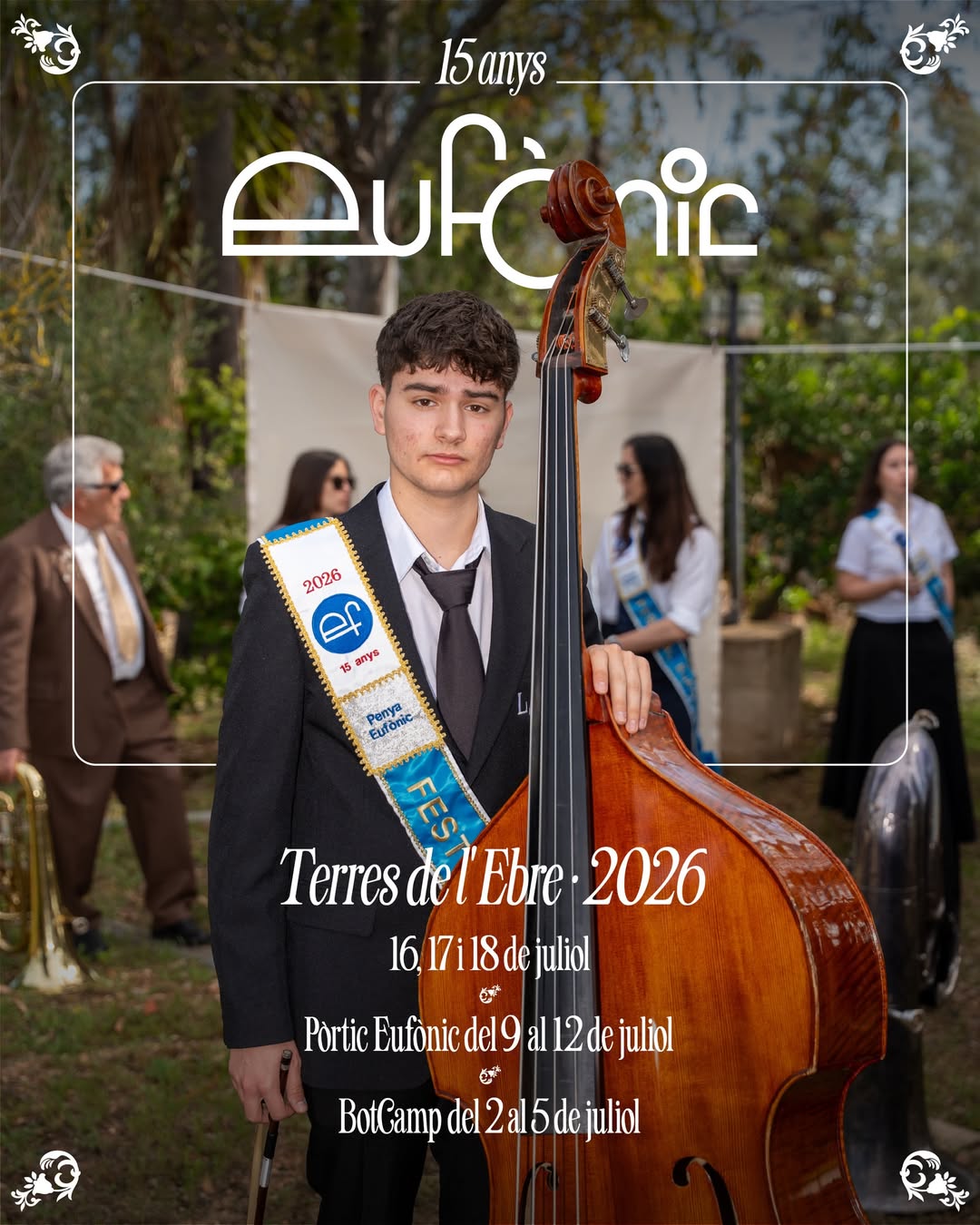 Un jove músic amb un contrabaix gran davant de la presentació de la quinzena edició del Festival Eufònic 2026 a les Terres de l'Ebre.
