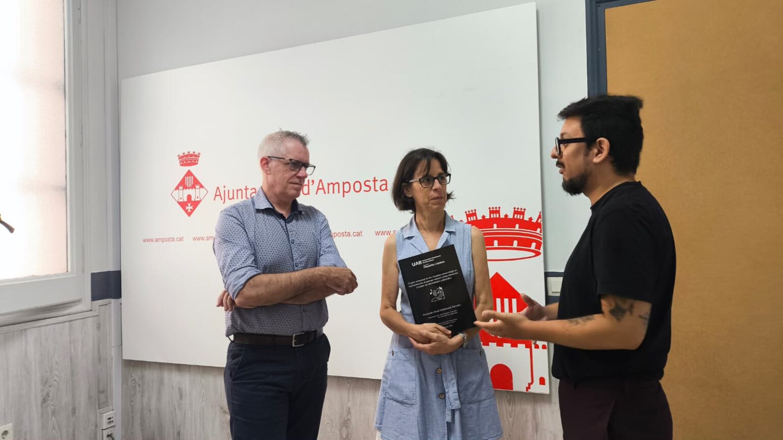L'alcalde d'Amposta, Adam Tomàs, i el musicòleg Fernando Maldonado en l'acte de donació de la tesi sobre el patrimoni sonor a Amposta, Montsià.