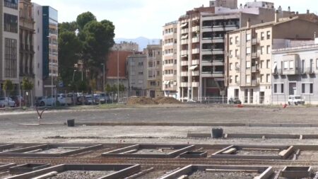 Obres de construcció i pavimentació del nou aparcament municipal als antics terrenys d'Adif a Tortosa.