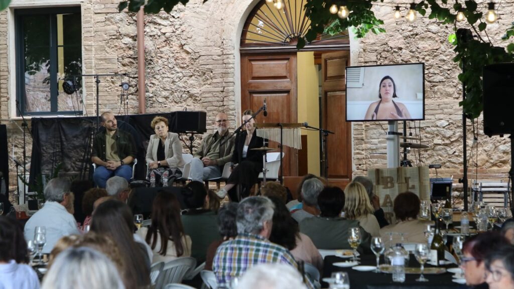 Taula rodona sobre arts escèniques al pati dels Til·lers durant el 19è aniversari de la Biblioteca Mercè Lleixà de Roquetes, Baix Ebre.