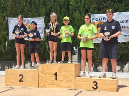 Joves esportistes de birles al podi del Campionat de Catalunya Infantil a la Sénia.