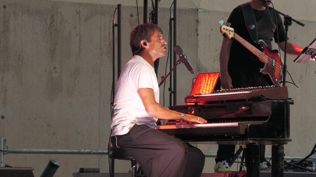 El músic Manu Guix cantant i tocant el piano en un concert de la gira Galàxies a Tortosa, Baix Ebre.