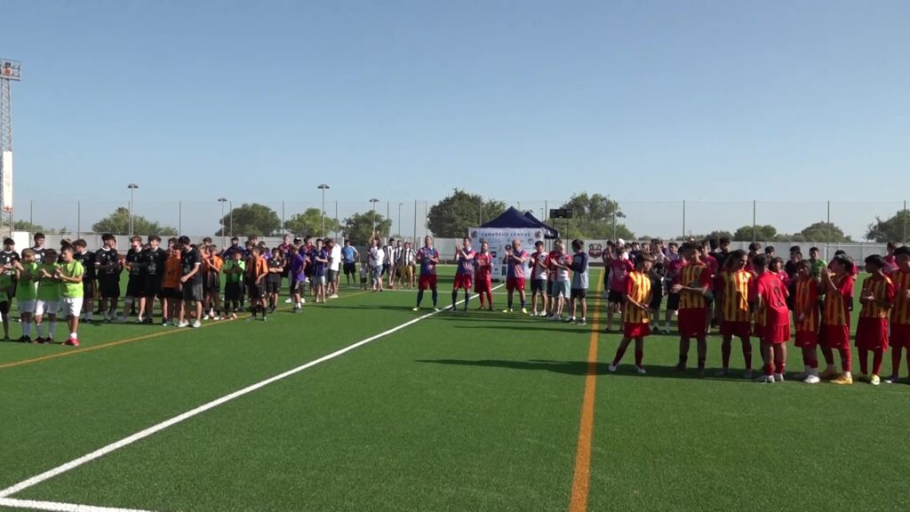 Equips de futbol participants formats a la gespa de les instal·lacions de la Fanecada d'Alcanar, al Montsià, durant la presentació de la Canareus League.