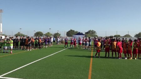 Equips de futbol participants formats a la gespa de les instal·lacions de la Fanecada d'Alcanar, al Montsià, durant la presentació de la Canareus League.