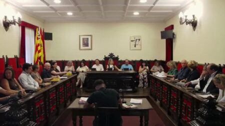 Els comptes de la Clínica Terres de l’Ebre i l’Hospital de la Santa Creu evidencien pèrdues el 2025 Sessió del ple extraordinari de l'Ajuntament de Tortosa celebrada al saló de plens municipal, Baix Ebre.