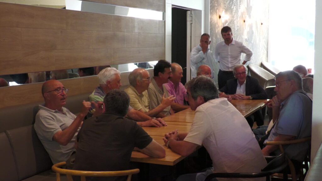 Exalcaldes de Junts reunits en un restaurant de Tortosa per a preparar les eleccions municipals a les Terres de l'Ebre.