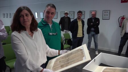 Laura Tienda mostra un dels pergamins en hebreu trobats a Vilalba dels Arcs