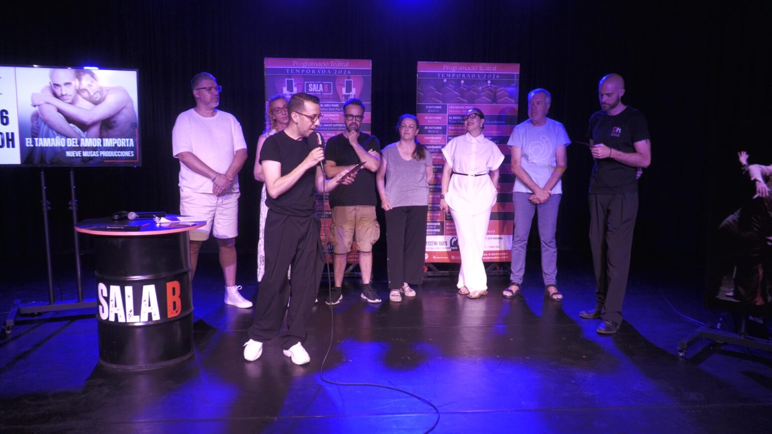 Equip directiu i autoritats de la Sala B d'Amposta presentant la nova temporada a l'escenari principal.