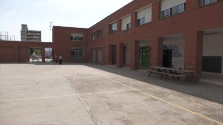Pati exterior de l'escola de la Raval de Cristo al municipi de Roquetes, a la comarca del Baix Ebre