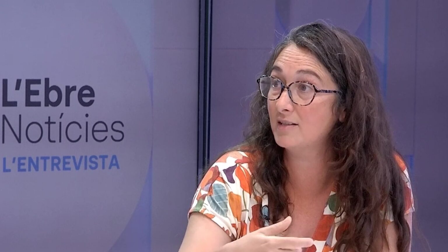 Núria Mulet alcaldessa sortint de Bot de Som Bot explicant los projectes del mandat de la Terra Alta a les Terres de l'Ebre