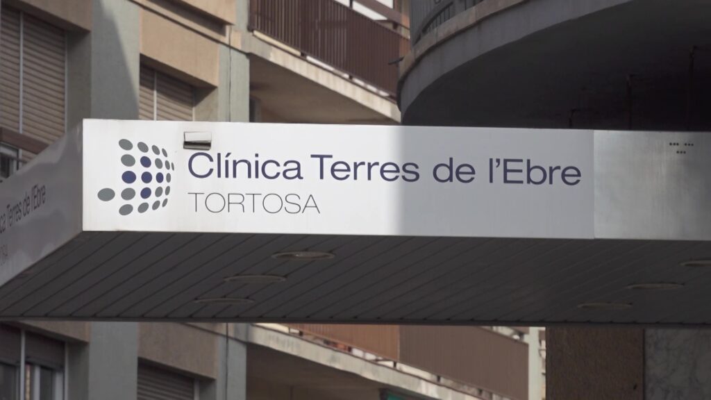 Cartell de la façana de la Clínica Terres de l'Ebre al municipi de Tortosa, Baix Ebre.
