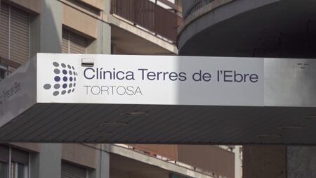Cartell de la façana de la Clínica Terres de l'Ebre al municipi de Tortosa, Baix Ebre.