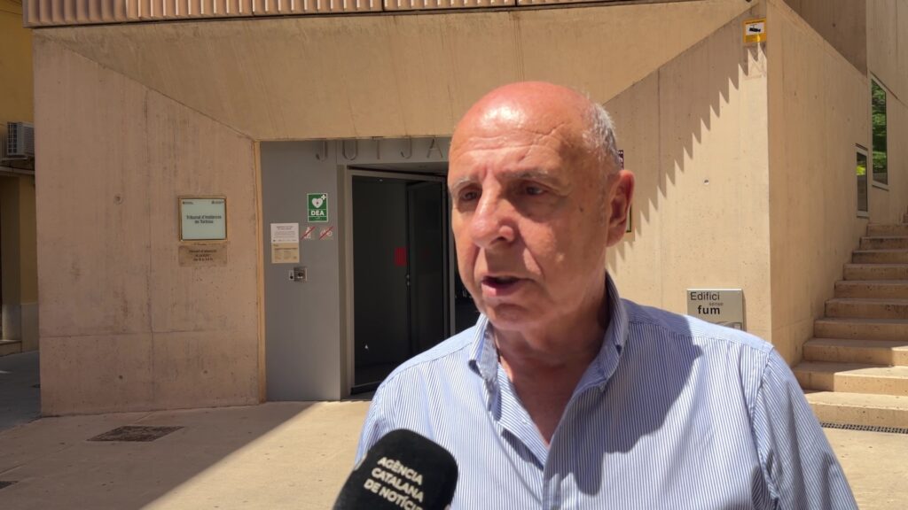 L’alcalde de l’Ampolla defensa la gestió dels contractes davant del jutge i nega haver comès un delicte L'alcalde de l'Ampolla, Francesc Arasa, atenent els mitjans davant del Jutjat de Tortosa, Baix Ebre