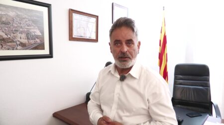 Jesús Álvarez alcalde de Móra la Nova al seu despatx de l'ajuntament a la Ribera d'Ebre