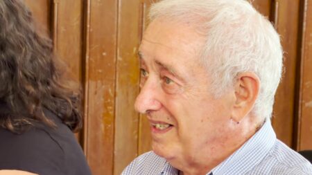El periodista Josep Bayerri Raga, nou cronista oficial de Tortosa, durant una entrevista a les Terres de l'Ebre.