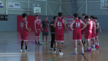 Jugadors del júnior masculí del CB Cantaires atents a les instruccions de l'entrenador Ferran Uriz durant una sessió d'entrenament a Tortosa.