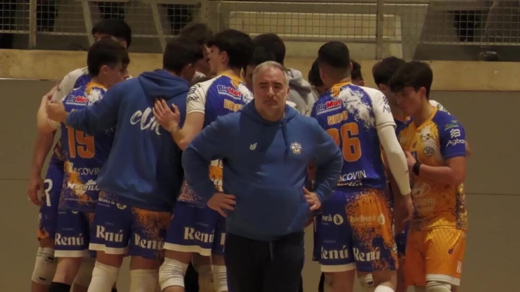 L'entrenador Agustín Rodríguez donant indicacions tàctiques als jugadors del CV Roquetes durant un temps mort al Baix Ebre.