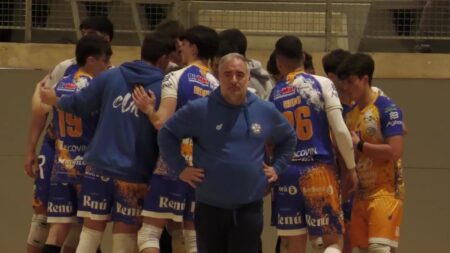 L'entrenador Agustín Rodríguez donant indicacions tàctiques als jugadors del CV Roquetes durant un temps mort al Baix Ebre.