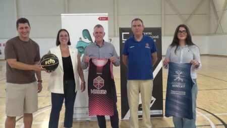Amposta acollirà 120 jugadores al Campus Winners de bàsquet femení tecnificat al juliol Presentació del Campus Winners de bàsquet al pavelló municipal d'Amposta amb representants institucionals i organitzadors mostrant les equipacions de l'esdeveniment.