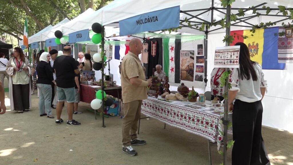 Parades de Moldàvia i Síria a la fira intercultural Som Tortosa Som Món al parc Teodor González de Tortosa.