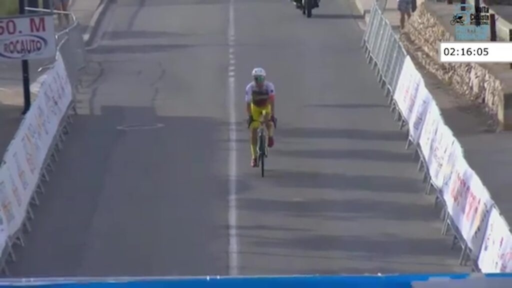 Ciclista José Manuel Díaz Fenoll creuant la línia d'arribada al Perelló en la Volta Ciclista a Tarragona.