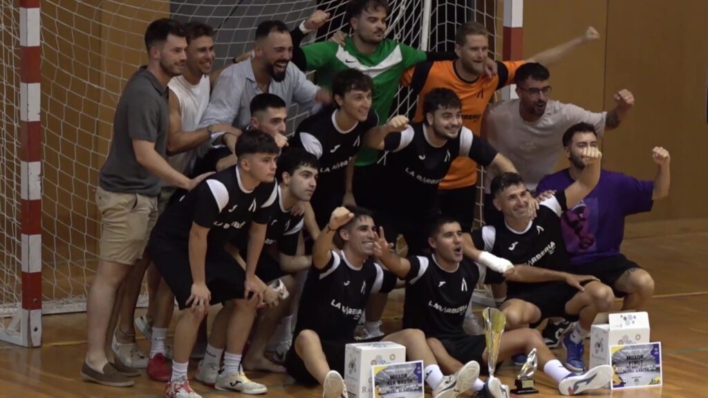 Jugadors del Club Futbol Sala Batea celebrant la victòria a la pista del Pavelló Municipal de Batea, a la Terra Alta.