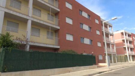 Fachada d'un edifici d'habitatges al municipi d'Amposta amb balcons i finestres tancades.