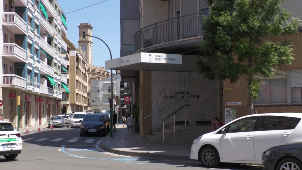 Façana exterior de l'accés principal a la Clínica Terres de l’Ebre al municipi de Tortosa.