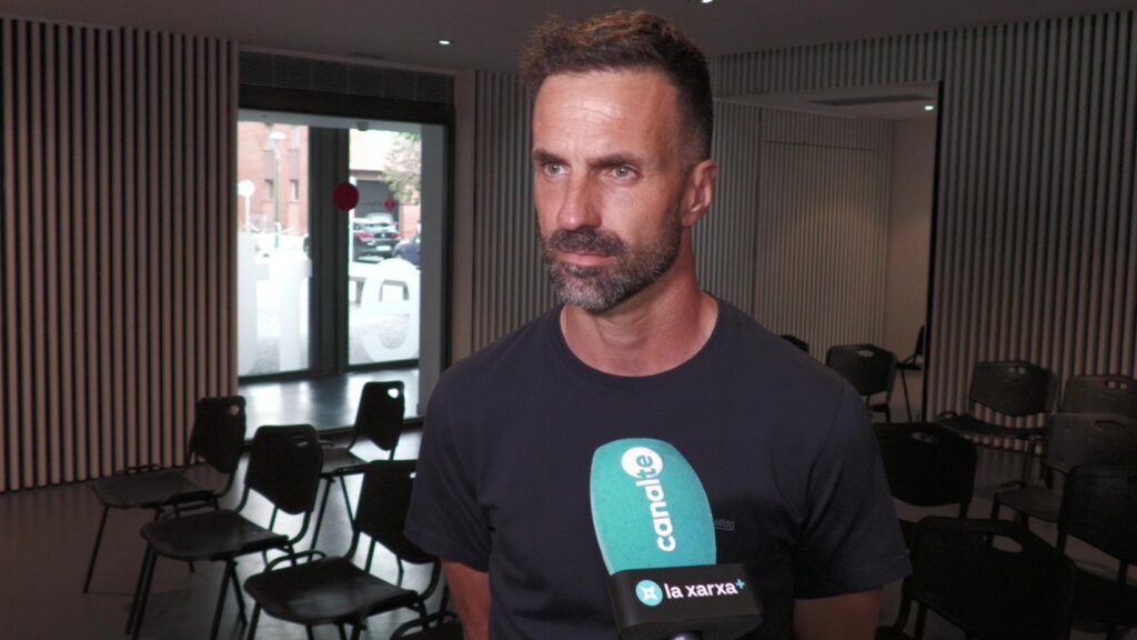Ramon Castells i membres de la nova junta directiva del CF Tortosa Ebre durant l'assemblea de socis a Tortosa, Baix Ebre.