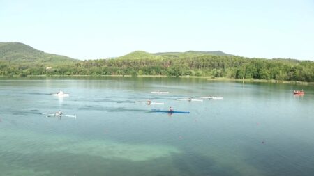 Remers competint en una regata a l'estany de Banyoles durant el Campionat d'Espanya sub-23 amb la participació del tortosí Pau Simó.
