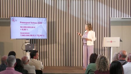 L'alcaldessa de Tortosa, Mar Lleixà, durant la presentació del pressupost municipal de 2026 al Baix Ebre.
