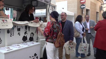 L'Infotruck del Govern atén els visitants a la fira Litterarum de Móra d'Ebre, a la Ribera d'Ebre.